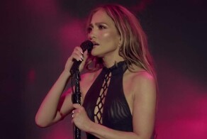 Саранча проползла по телу Дженнифер Лопес во время концерта