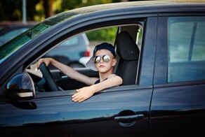 В Госдуме предложили выдавать водительские права выдающимся школьникам с 16 лет