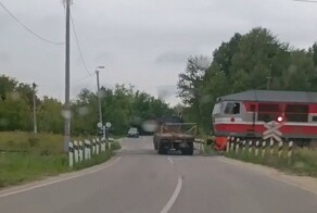 Пассажирский поезд врезался в грузовик на переезде
