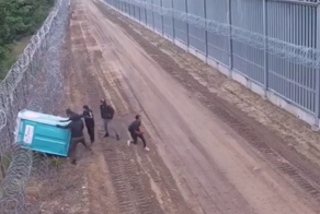 Мигранты пытались прорваться из Беларуси в Польшу с помощью кабинки биотуалета