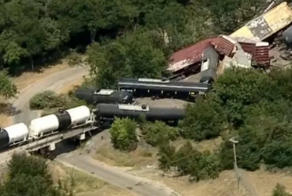 В США сошел с рельсов поезд с опасным грузом