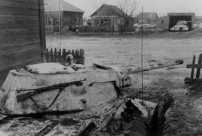 Танки из сараев расстреливали врага в упор. А затем в ходе рейда нашли ещё танки, расстреляв и их