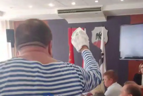 В Орске депутат принёс подгузник на заседание гордумы