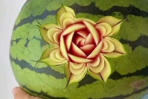 Мастер превратил арбуз в произведение искусства