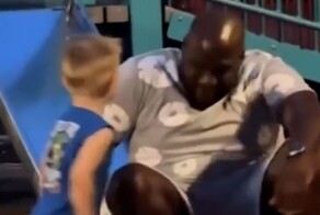 Трогательная сцена: мальчик играет с мужчиной, которому пересадили сердце его отца