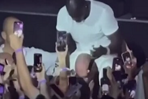 "Да что он себе позволяет?!": рэпер Akon во время концерта уселся охраннику на плече и побил его по щекам