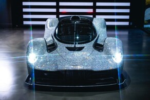 Aston Martin Valkyrie Spider обклеили стразами