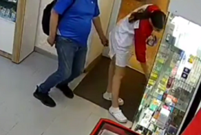 В Ангарске посетитель аптеки попытался засунуть камеру под халат фармацевта