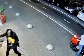 Мужчина обстрелял из травмата 16-летнего курьера у ресторана в Петербурге