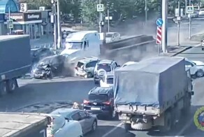 Грузовик смял 7 автомобилей в Волгограде
