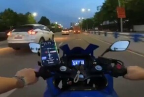 Шлем спас жизнь мотоциклисту