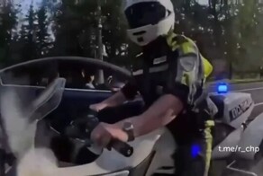 Кадры жесткой остановки питерским мотобатом "Ну зачем так-то?! Я сам бывший гаишник"