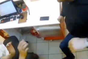 В Екатеринбурге мужчина напал на сотрудника пункта выдачи