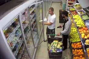 Парни залезли ночью в магазин и похитили тележку с продуктами