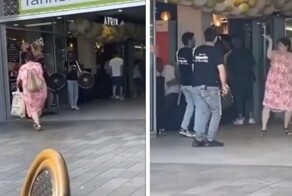 Уличные музыканты в Турции заставили прохожую пуститься в пляс