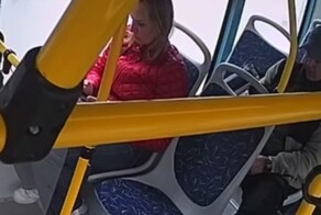 Бабушка похитила кошелек, забытый пассажиром в автобусе