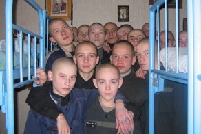 Убийцы, насильники и террористы: как живут малолетние преступники в тюрьме