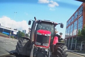 Гонщик на тракторе