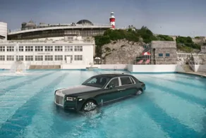 Rolls-Royce Phantom «утопили» в бассейне в честь 100-летия модели