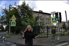 В Москве блондинка за рулем заметалась по дороге и устроила ДТП