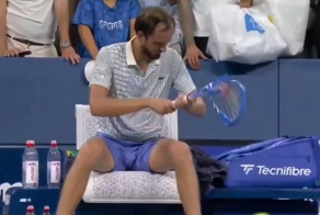 Даниил Медведев вдребезги разбил ракетку