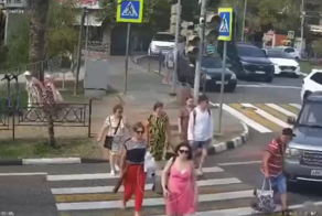 Водитель перепутал педали: в Сочи внедорожник влетел в пешеходов