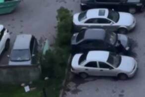 Разъяренная женщина хотела разбить молотком авто бывшего, но перепутала машину