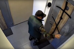 В Новосибирске мужик устроил ритуал с крестом и огнём для соседей