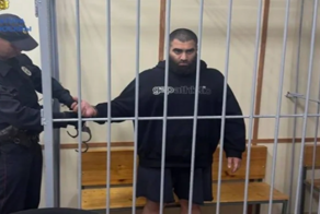 "Это говорит о том, какой он положительный человек": мать блогера Маркаряна принесла в суд его медали и грамоты