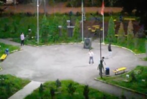 Мигранты устроили бейсбол на воинском мемориале