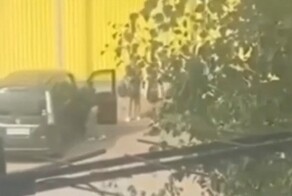 В Бурятии молодой человек наехал на девушку после ссоры на улице: возлюбленная заподозрила его в неверности