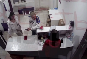 Мать с дочкой зашли в один из пунктов выдачи Казани и устроили скандал