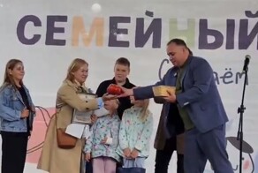 В Питере депутат подарил многодетной семье килограммовый помидор со своего огорода