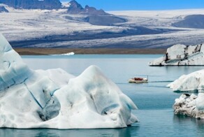 Задрожала лодка: айсберг рухнул в воду на глазах у туристов