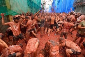 В Испании прошла юбилейная помидорная битва