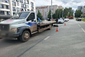 Курьер врезался в эвакуатор в Ижевске. ДТП
