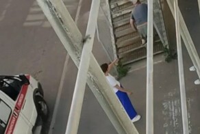 В Саратове инвалиду пришлось заползать в больницу на четвереньках