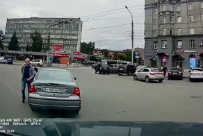 Питбайкеры протаранили "Форд" и смотались с места аварии в Новосибирске