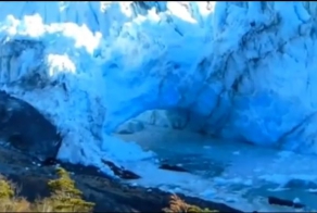 Обрушение ледника в Аргентине на глазах очевидцев (2 видео)