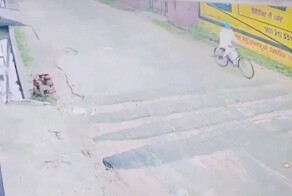 На индийца рухнула часть стены