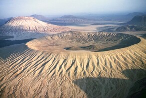 Белые исполины пустыни: геологическая тайна Харрат-Хайбара