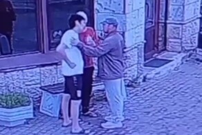Парень ударил ножом в спину случайного прохожего