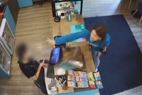 В Красноярске девушка разгромила кофейню и кинула в бариста степлер
