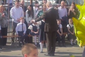 Директор гимназии пригласил на танец девочку, которая осталась без пары