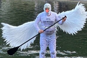 На&nbsp;Патриаршем пруду задержали мужчину в&nbsp;костюме лебедя