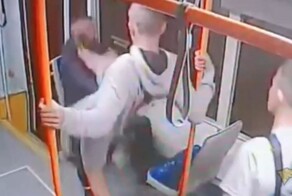 Подростки напали на мужчину за замечание