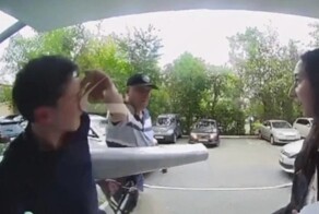 Пьяный челябинец без всяких причин на улице набросился на семью с ребёнком