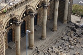 Прохожие чудом избежали гибели, когда фасад викторианской церкви рухнул