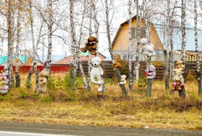 Аллея подвешенных зверей в селе