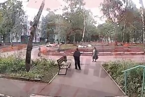 Неадекватная женщина ударила в лицо дедулю инвалида